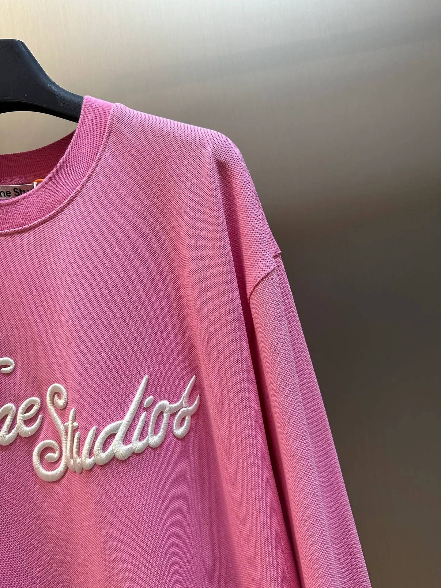 Ac Studios embroidered logo long sleeves are made of custom matte luxury piqué cotton, with the iconic embroidered logo engraved on the chest, and the same logo on the hem subtly echoes. The minimalist silhouette hides high-end recognition. Using imported machine embroidery technology, advanced computer control systems and precision mechanical components are used to achieve the Ac Studios logo work. size：s m l xl